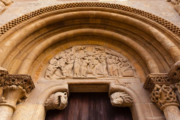 Porta estilo românico de San Isidoro Collegiate in leon — Fotografia de Stock