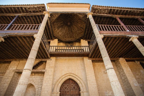 Kostel Santa maria hlavní vchod v becerril de campos palencia — Stock fotografie