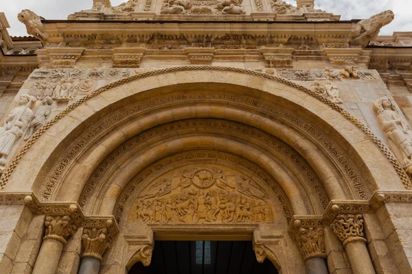 Weids uitzicht van Romaanse archivolts en timpaan in san isidoro — Stockfoto