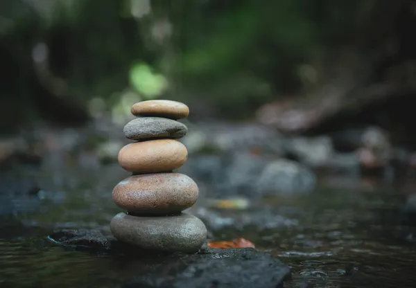 禅の石の山 小川の上に積み上げられた小石の岩の近くの森の中の滝につながる 禅のような概念 — ストック写真