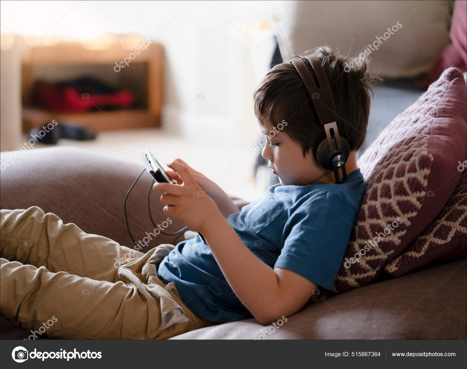 criança jogando jogo online com amigos no tablet, retrato cinematográfico  jovem menino chamada de vídeo com