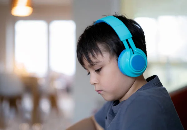 Close Face Happy Kid Nosi Słuchawki Słuchając Muzyki Podczas Rysowania — Zdjęcie stockowe