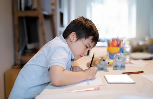 Школьный Ребенок Помощью Цветной Ручки Рисунок Живопись Белой Бумаге Лист — стоковое фото