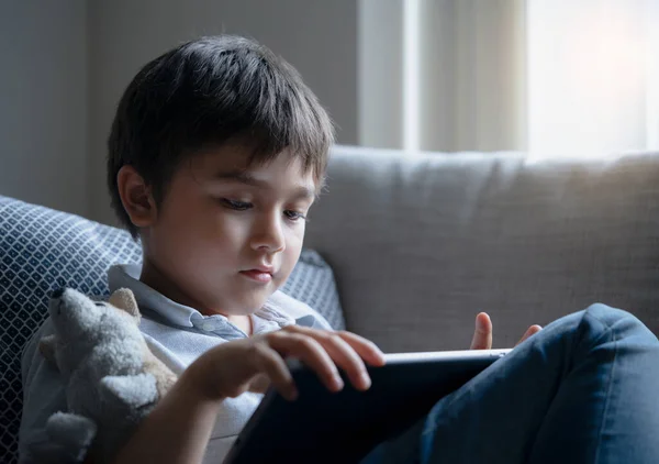 Πορτρέτο Παιδί Κάθεται Στον Καναπέ Βλέποντας Κινούμενα Σχέδια Στο Tablet — Φωτογραφία Αρχείου