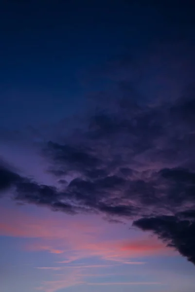 Zonsondergang Met Een Kleurrijke Hemel Oranje Paars Donkerblauw Verticale Schemering — Stockfoto