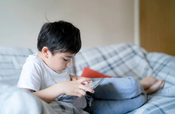 Potret Anak Duduk Sofa Menonton Kartun Tablet Anak Lucu Bermain — Stok Foto