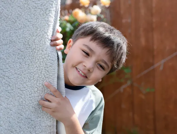 Criança Feliz Jogando Esconder Procurar Jardim Menino Bonito Com Rosto — Fotografia de Stock