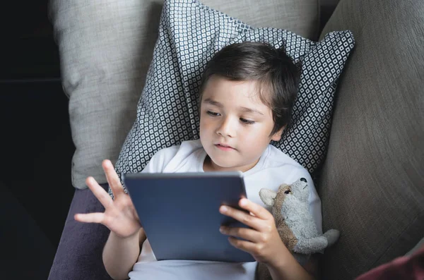 Shool Παιδί Κάνει Online Εργασία Στο Σπίτι Tablet Happy Αγόρι — Φωτογραφία Αρχείου