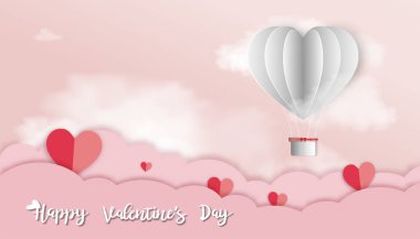 Tüylü bulutlar, kırmızı kalp ve sıcak hava balonları havada uçuşan kalp atışları, kopyalanmış uzay kelimeleriyle Pembe pankart parti davetiyesi şablonu ile kağıt kesim tarzında mutlu sevgililer günü kutlamaları. 