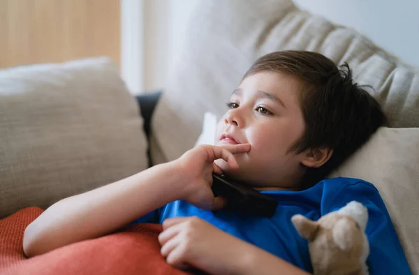 Happy Boy Berbaring Sofa Menonton Kartun School Kid Duduk Sendirian — Stok Foto