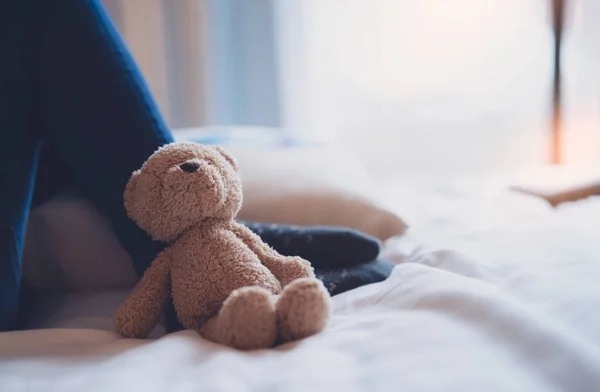 Dramatic Lonely Teddy Bear Lying Kid Legs Sunlight Shining Window — Stock Fotó