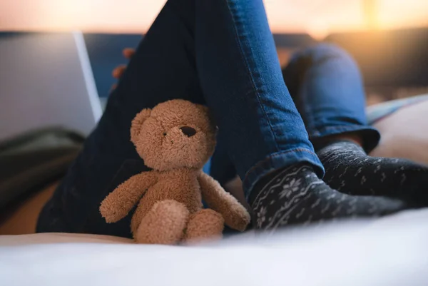 Dramatic Lonely Teddy Bear Lying Kid Legs Sunlight Shining Window — Stock Fotó