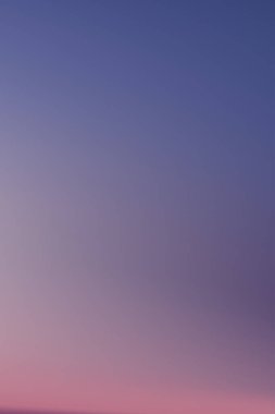 Pembe, Mor, Mavi gökyüzü, dikey dramatik alacakaranlık gökyüzü, akşamları güneş doğuşunun ve güneşin dört mevsimlik doğal afişi.