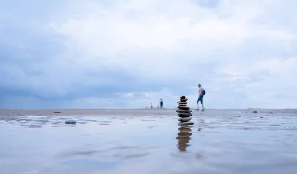 Menara Batu Oleh Pantai Dengan Pemandangan Laut Yang Buram Tumpukan — Stok Foto