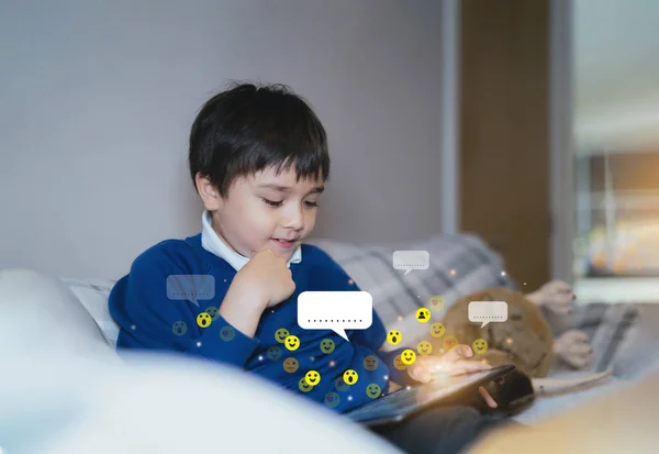 Boldog Gyermek Használja Táblagép Beszél Online Barátaival Értesítési Ikon Felugró — Stock Fotó