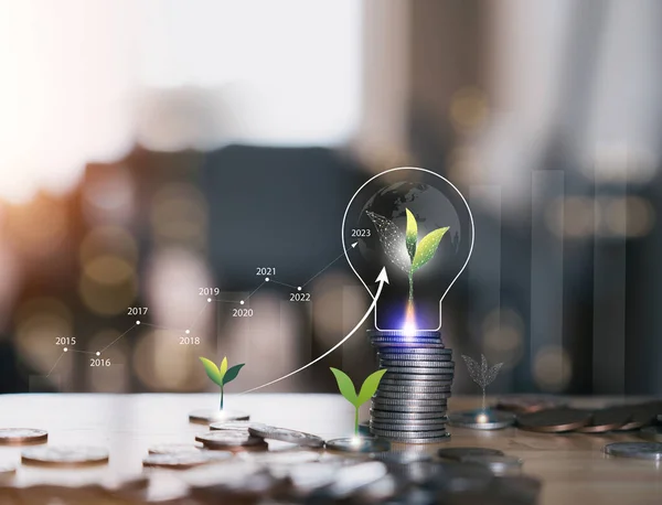 Yığın para birikiminde büyüyen ağaç, 2015 'ten 2023' e kadar devam eden okla birlikte iki kat büyüme fütüristik tablosu, para biriktirme, yatırım, gelecek için aile planlaması, para büyümesi, iş başarısı