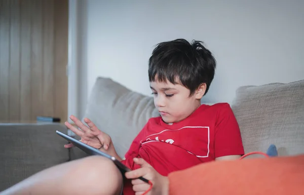 Παιδί Κάθεται Στον Καναπέ Βλέποντας Κινούμενα Σχέδια Παίζοντας Παιχνίδι Στο — Φωτογραφία Αρχείου