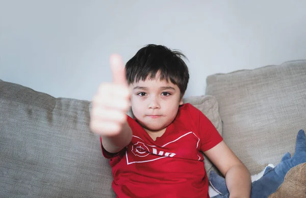Ung Glad Glad Glad Barn Pojke Med Röd Shirt Visar — Stockfoto