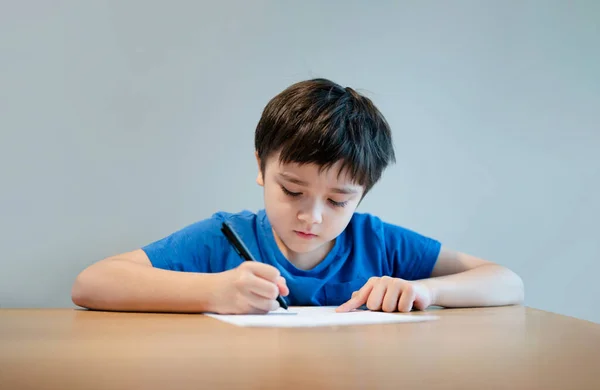 Школьник Черной Ручкой Рисует Пишет Письмо Бумаге Мальчик Делает Домашнее — стоковое фото