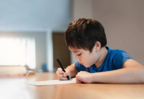 School Kind Met Behulp Van Zwarte Pen Tekening Het Schrijven — Stockfoto