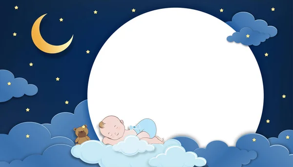 宝宝淋浴卡片 可爱的小男孩和玩具熊睡在松软的云与月牙和深蓝色的天空在夜间背景 病媒纸剪影背景与复制空间宝宝的照片 — 图库矢量图片