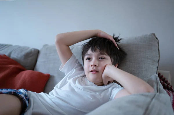 Retrato Joven Con Cara Curiosa Sentado Sofá Viendo Dibujos Animados — Foto de Stock