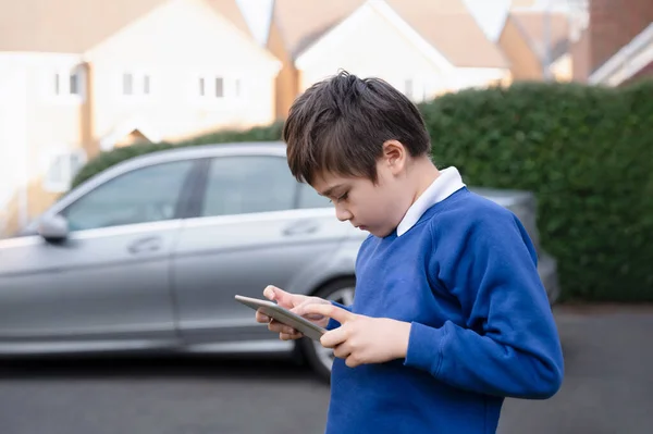 Ευτυχισμένο Παιδί Αγόρι Κρατώντας Tablet Στέκεται Έξω Από Την Αναμονή — Φωτογραφία Αρχείου