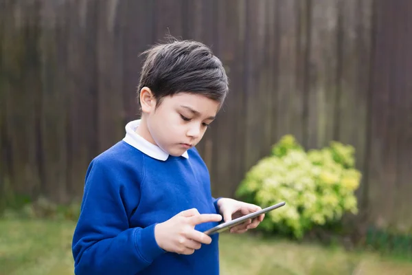 Ευτυχισμένο Παιδί Αγόρι Κρατώντας Tablet Στέκεται Έξω Από Την Αναμονή — Φωτογραφία Αρχείου