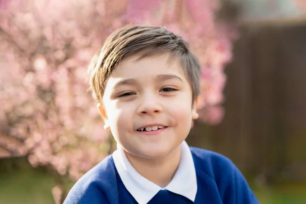 Ragazzo Felice Guardando Fotocamera Con Viso Sorridente Ragazzo Della Scuola — Foto Stock