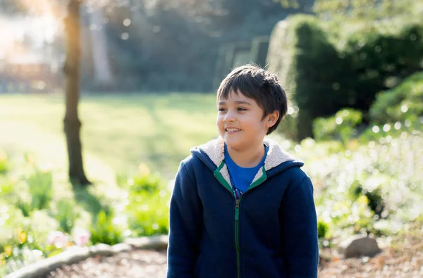 Šťastný Mladý Chlapec Hraje Venku Zahradě Portrét Kid Úsměvem Tvář — Stock fotografie