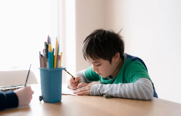 Счастливый Мальчик Рисующий Цветными Карандашами Рисующий Бумаге Портрет Ребенка Сидящего — стоковое фото