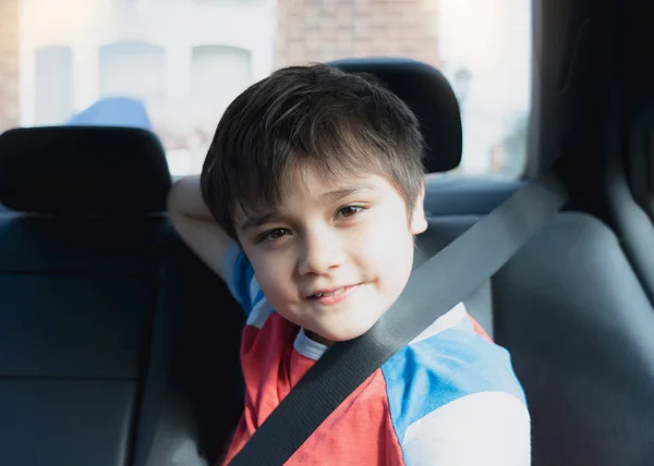 Güvenli Oto Koltuğunda Oturan Gülümseyen Yüzüyle Kameraya Bakan Çocuk Emniyet — Stok fotoğraf