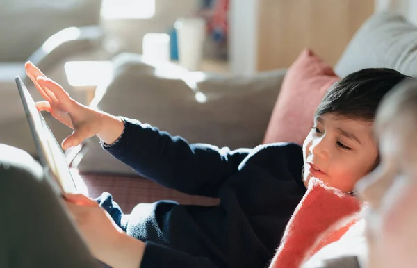 Κινηματογραφικό Πορτρέτο Νεαρό Αγόρι Παίζει Παιχνίδι Στο Tablet Κάθεται Στον — Φωτογραφία Αρχείου