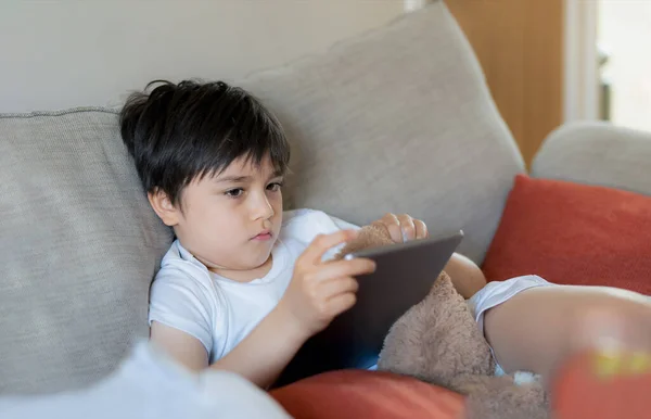 Fiatal Fiú Kezében Tabletta Néz Mélyen Gondolat Boldogtalan Gyerek Szomorú — Stock Fotó