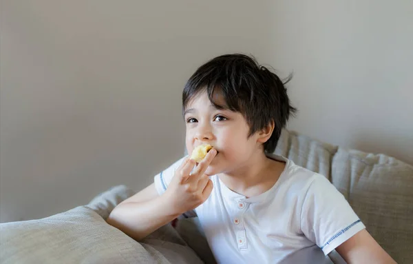 Enfant Bonne Santé Mangeant Des Pommes Rouges Garçon Mignon Mangeant — Photo