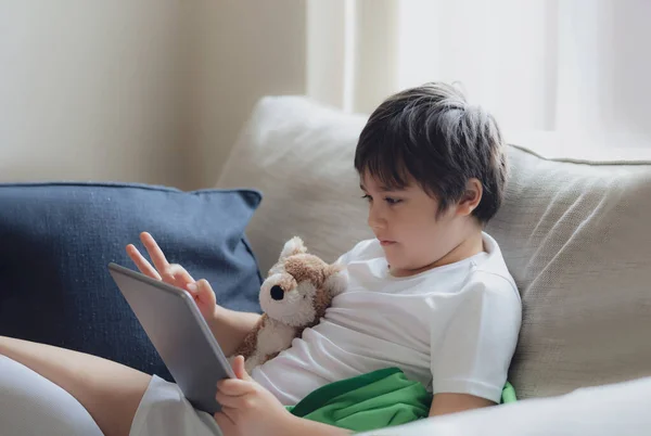 Νεαρό Αγόρι Που Χρησιμοποιεί Tablet Παιχνίδι Στο Διαδίκτυο Παιδί Που — Φωτογραφία Αρχείου