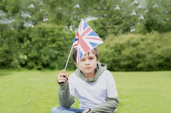 Hög Nyckel Porträtt Stilig Ung Pojke Håller Storbritannien Flagga Positiv — Stockfoto