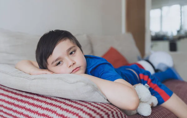 Retrato Dramático Cara Triste Del Niño Solitario Acostado Sofá Niño —  Fotos de Stock