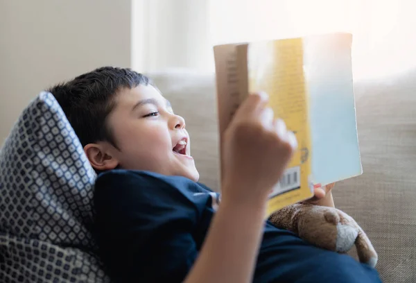 Menino Escola Lendo Livro Para Lição Casa Tiro Cabeça Menino — Fotografia de Stock