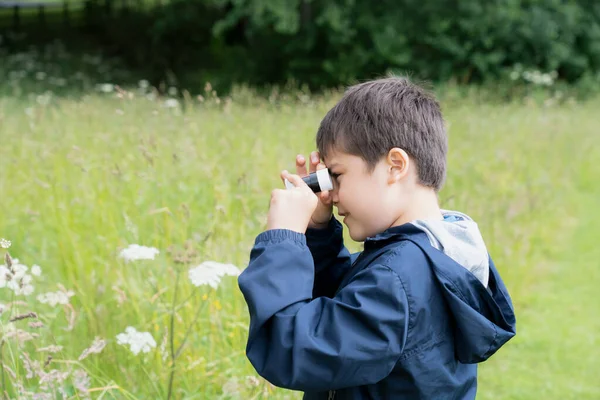 Enfant Regardant Travers Mini Microscope Avec Visage Émerveillé Enfant Excité — Photo