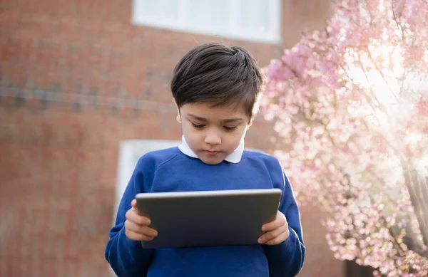 Ευτυχισμένο Παιδί Κρατώντας Tablet Στέκεται Έξω Από Την Αναμονή Για — Φωτογραφία Αρχείου