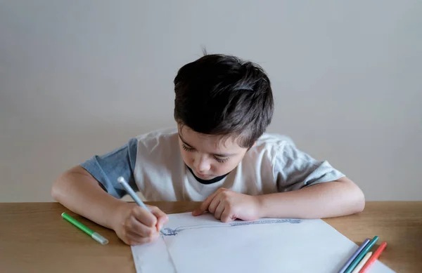 Παιδί Σχολείο Χρησιμοποιώντας Γκρι Χρώμα Στυλό Σχέδιο Σκίτσο Χαρτί Πορτρέτο — Φωτογραφία Αρχείου