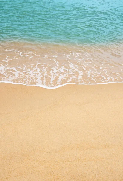 Piaszczysta Plaża Błękitny Ocean Miękką Falą Piasku Tekstury Brown Beach — Zdjęcie stockowe