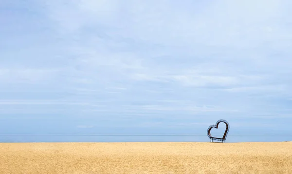 Серце Піщаному Пляжі Біля Моря Ясним Блакитним Небом Одна Рамка — стокове фото