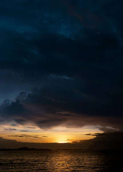 Akşamları Turuncu Sarı Koyu Mavi Deniz Günbatımı Gökyüzü Dramatik Alacakaranlık — Stok fotoğraf