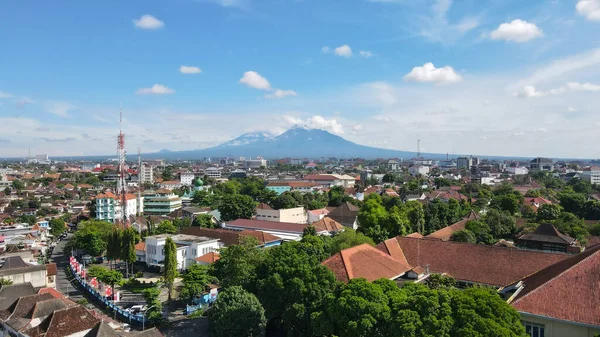 Hava manzarası, Yogyakarta şehrinin sabah manzarası ve muhteşem Merapi Dağı..