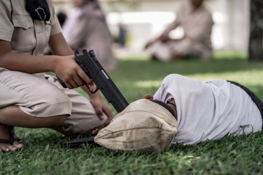 Silah zoruyla iki küçük çocuk..