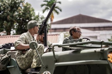 Teatral savaş genel taarruzu, Hollanda sömürge döneminde savaş üniformaları ve silahları kullanılarak gerçekleştirildi. : Yogyakarta, Endonezya - 01 Mart 2022