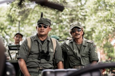 Teatral savaş genel taarruzu, Hollanda sömürge döneminde savaş üniformaları ve silahları kullanılarak gerçekleştirildi. : Yogyakarta, Endonezya - 01 Mart 2022