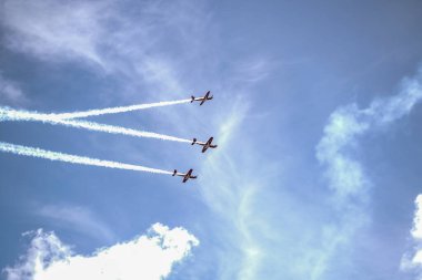 Endonezya Hava Kuvvetleri jetleri 1 Mart genel saldırısının anısına aerobik yapıyorlar. : Yogyakarta, Endonezya - 01 Mart 2022